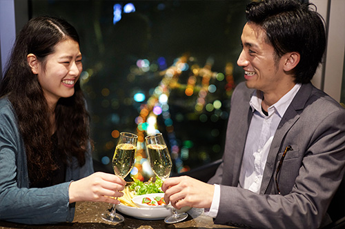カフェダイニングバー「SKY GARDEN 300」でディナーコース
