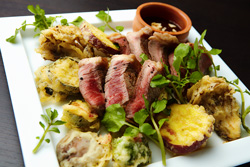 淡路牛のステーキと野菜フリットの画像