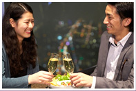 イメージ画像 男女二人がスパークリングワインで乾杯しています。